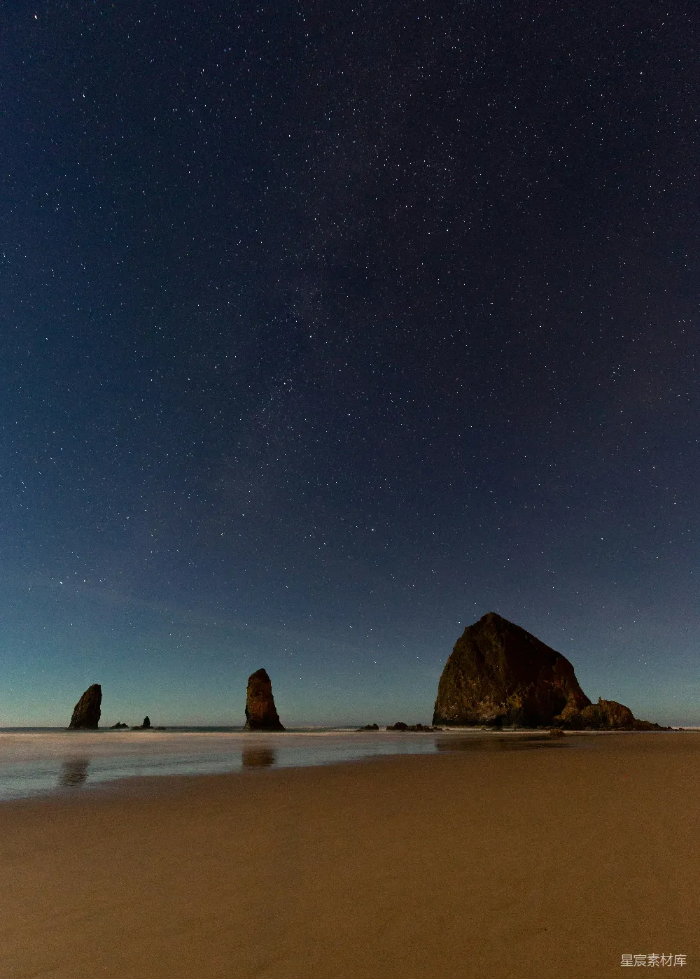 海岸岩石近景下的星空