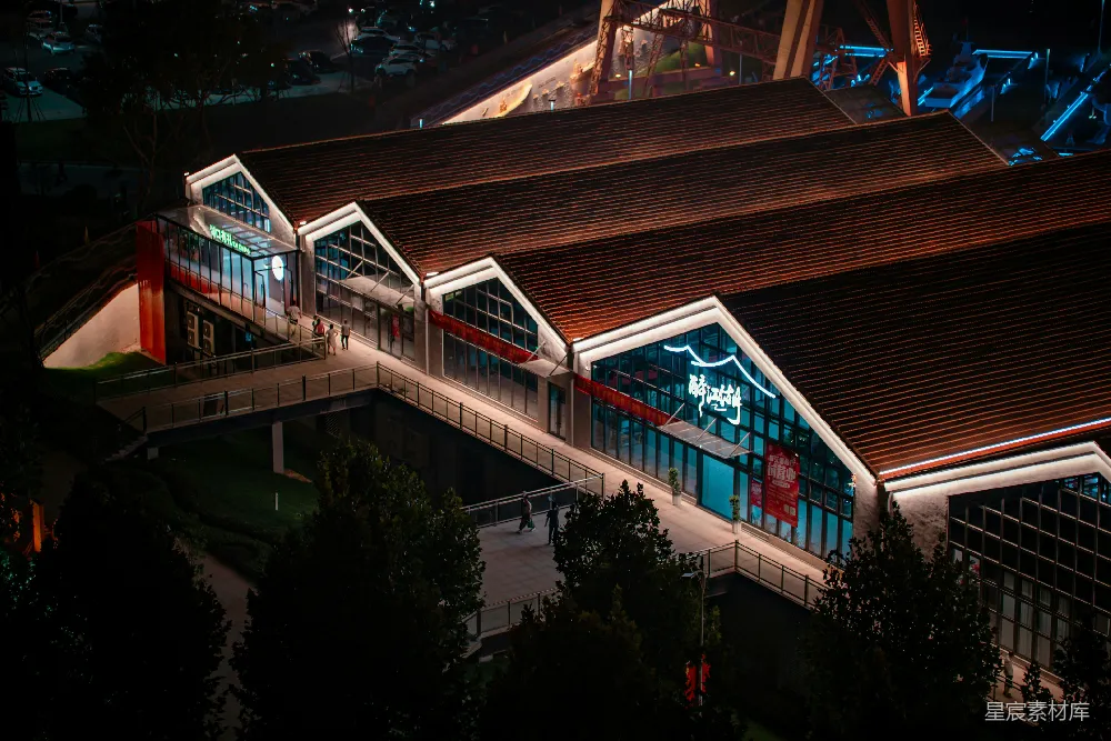 夜晚现代建筑顶部灯火辉煌