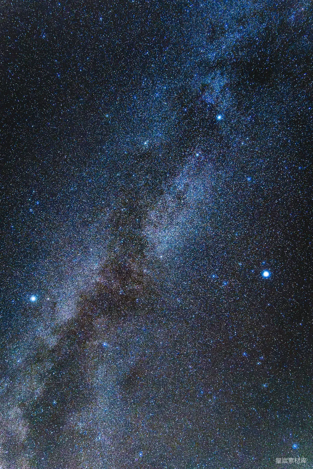 银河系中有许多星星和星云。