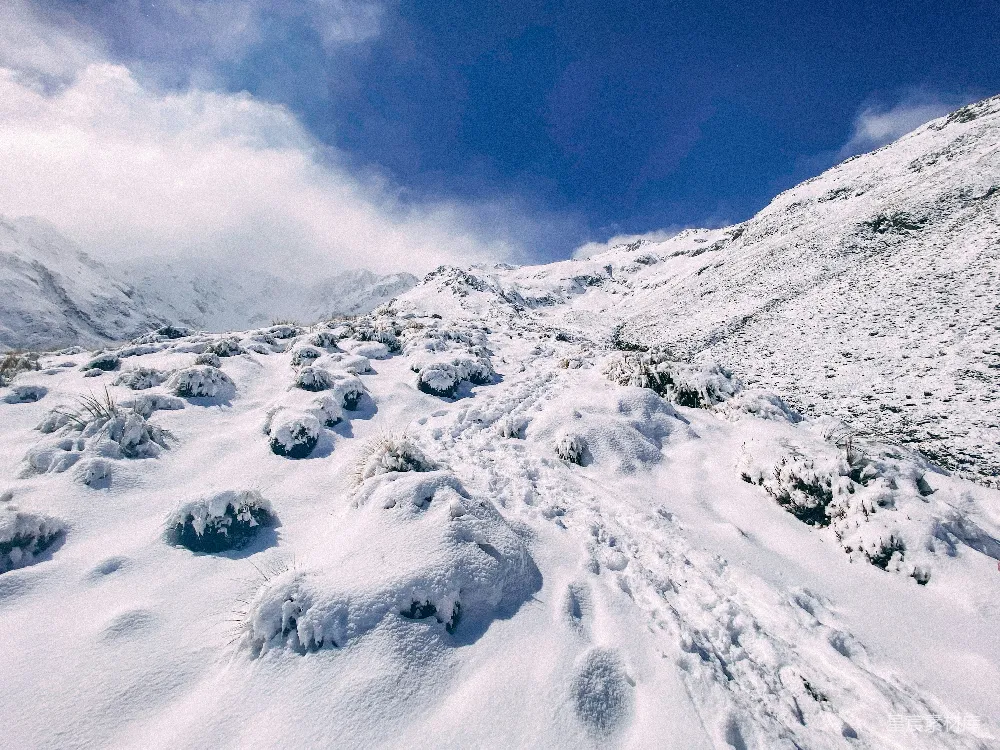 覆盖着白雪的山峰，天空背景。