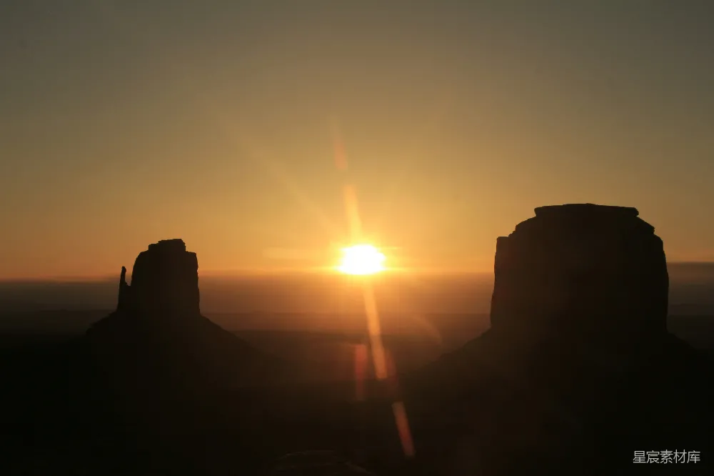 山峦之上夕阳西下