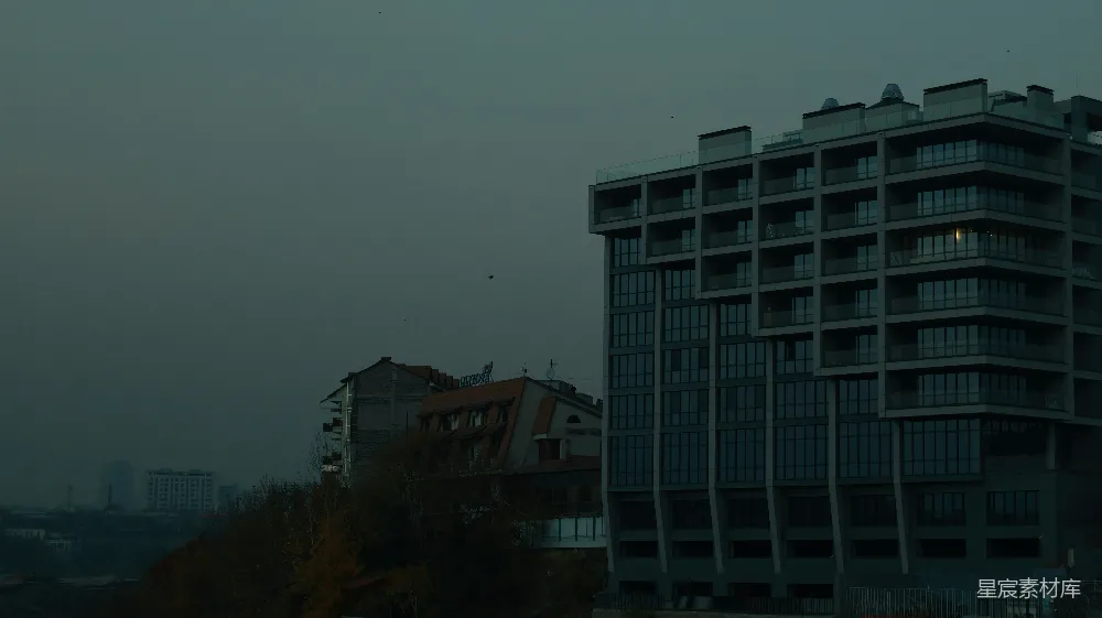 现代建筑矗立在暗淡的阴天天空中