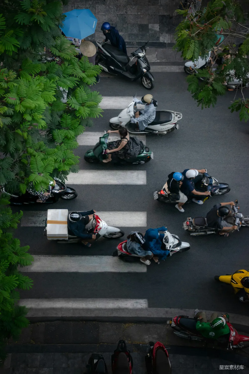 一群人在街道上骑摩托车