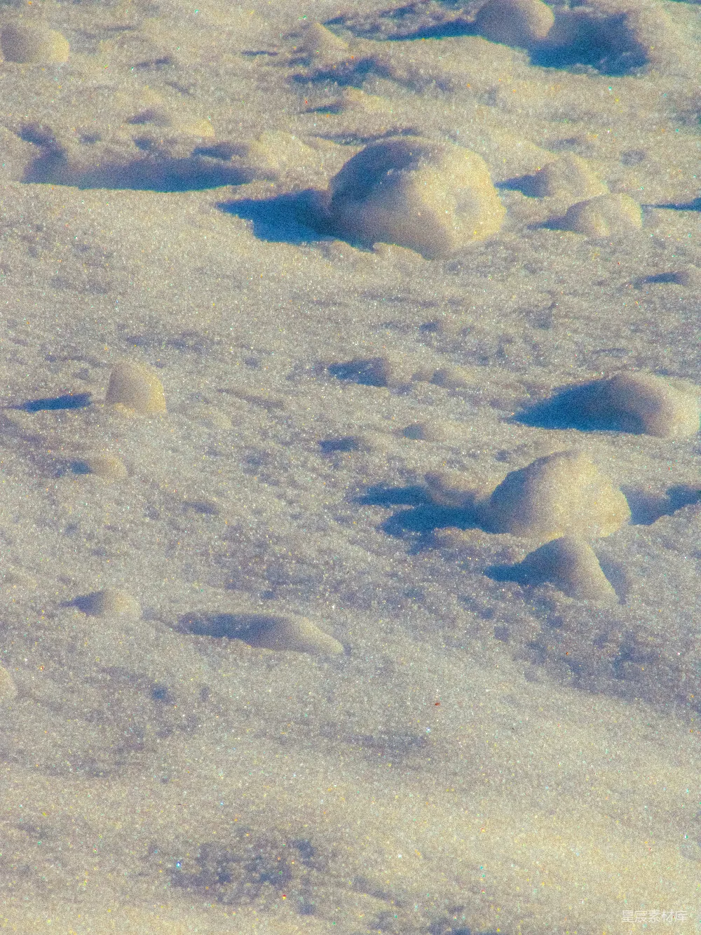 雪堆的特写镜头中有阴影。
