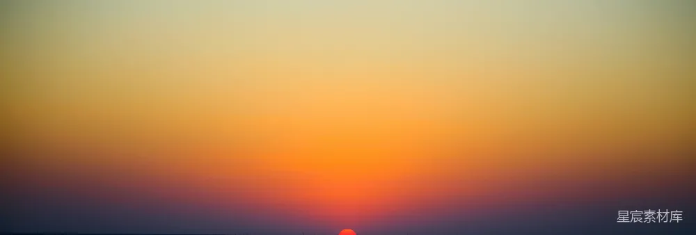 天边的水面正落下夕阳