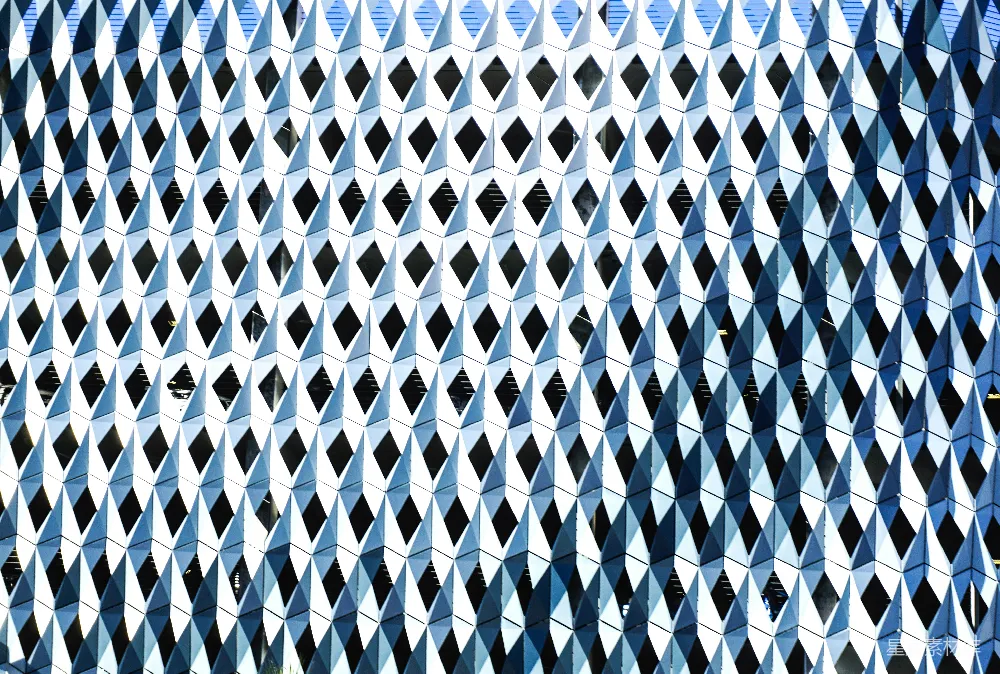 高清摄影  这是一张建筑物的特写照片，建筑物侧面有一个钟。