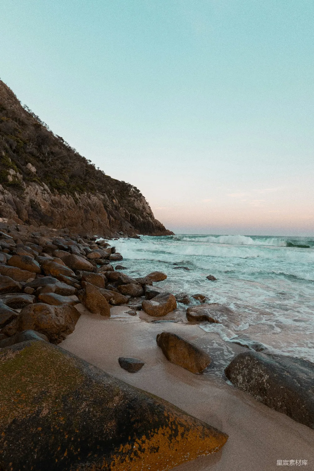 海边一块岩石嶙峋的海滩