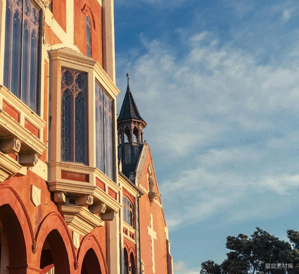 具有哥特式建筑细节的历史建筑 backdrop of a historic building with gothic architectural details against the sky
