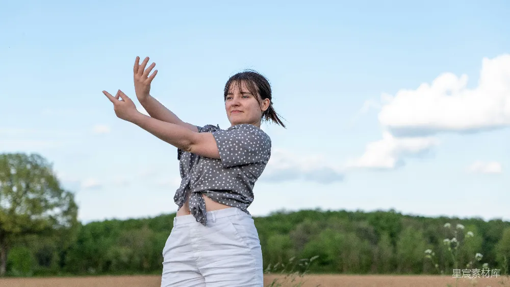 一个女人正在一个田野里掷飞盘。