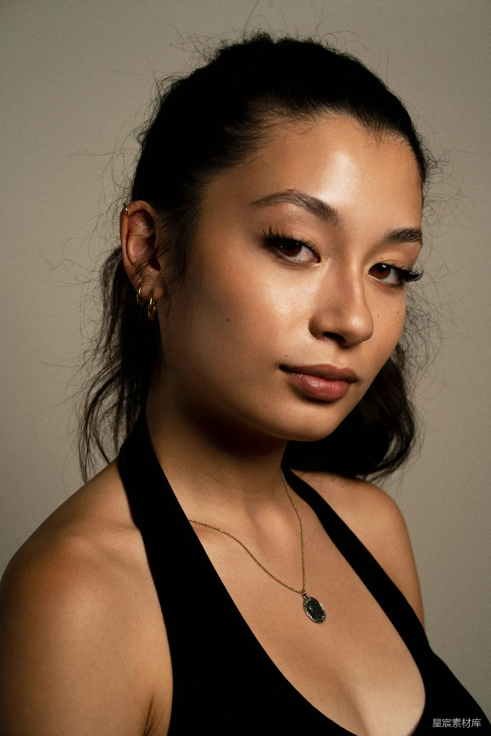 黑色紧身上衣的女人