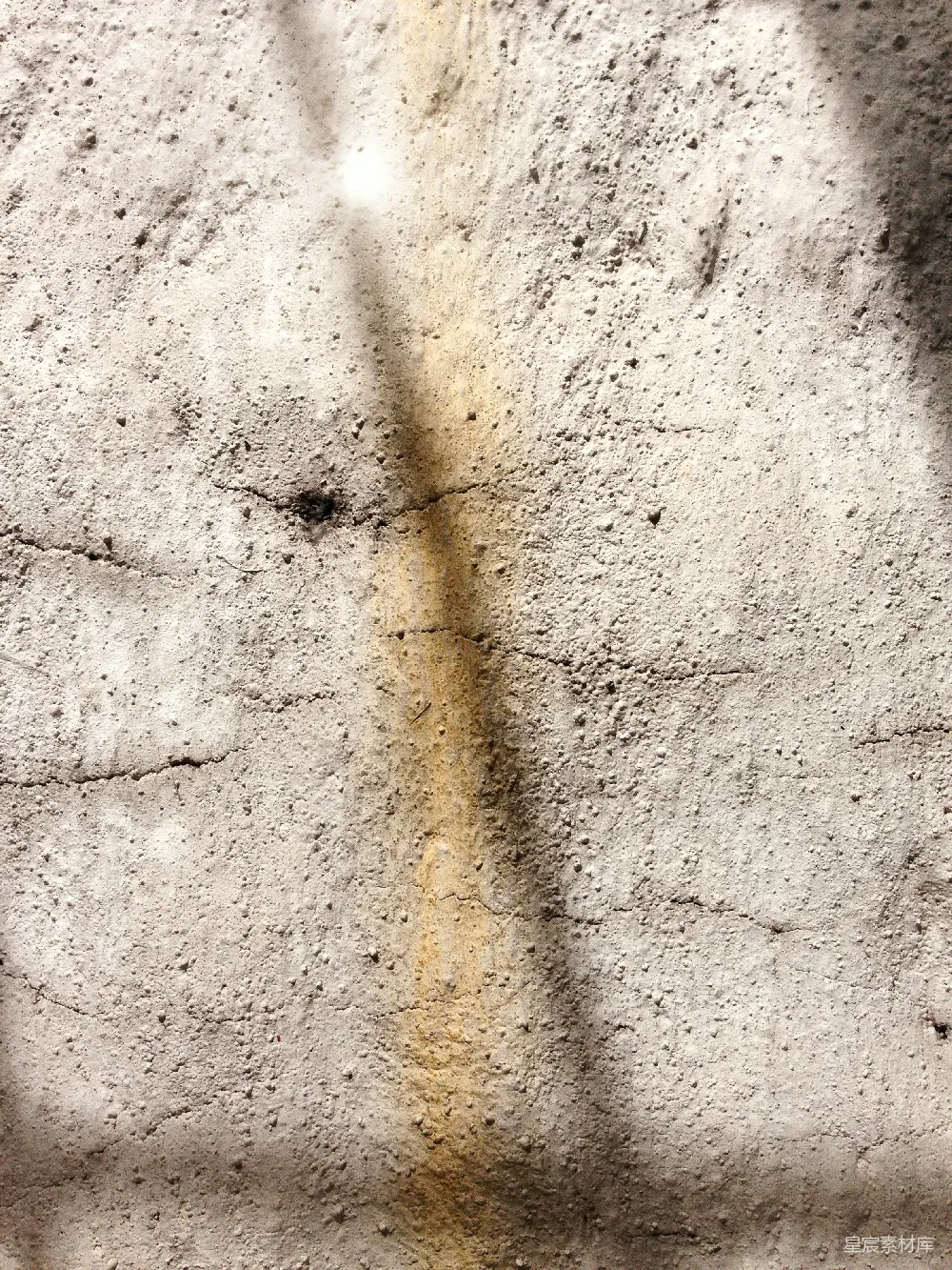 高清摄影  一排红色的消防栓旁边有一堵水泥墙。