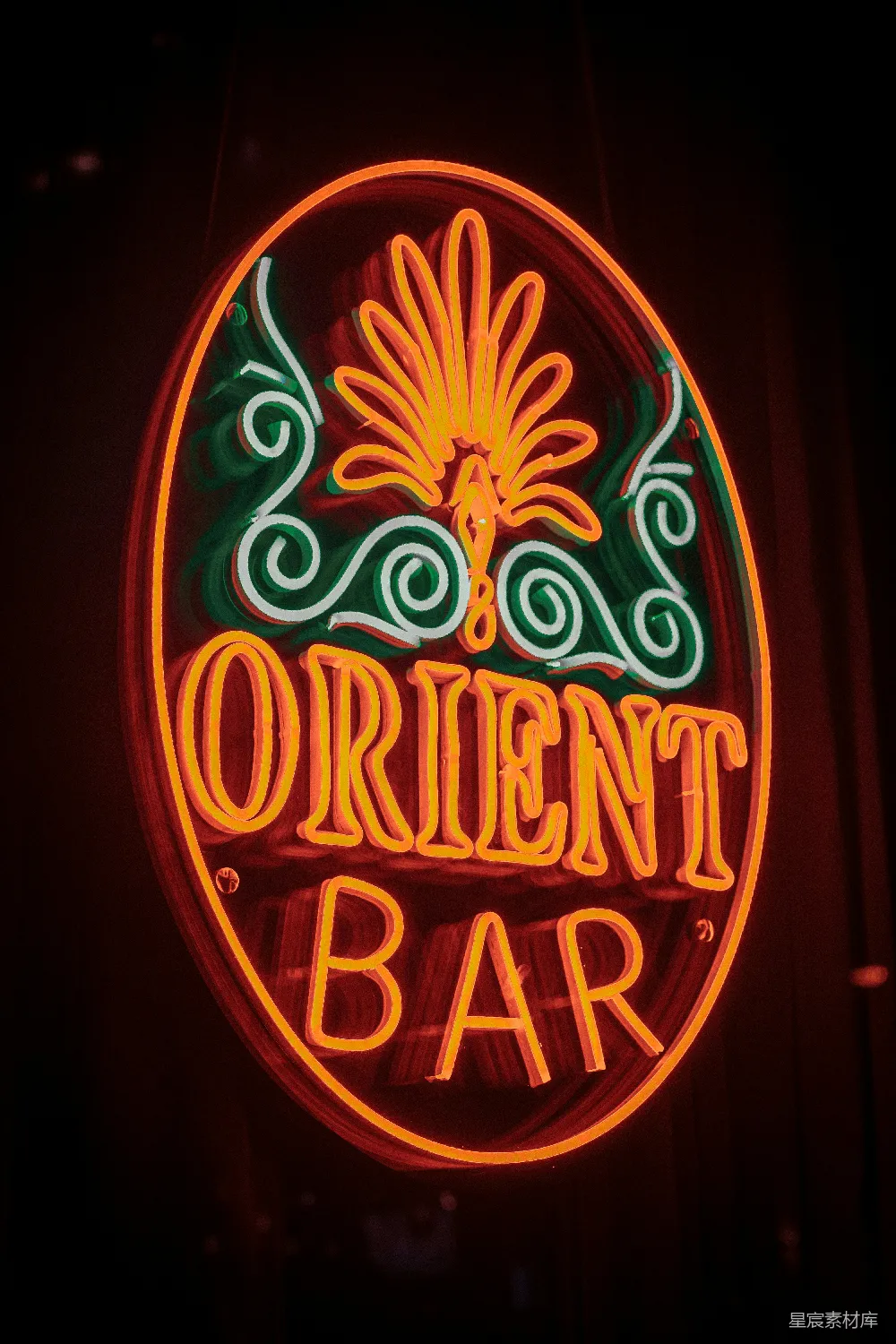 大楼侧面的一块写着“orient bar”字样的霓虹灯招牌