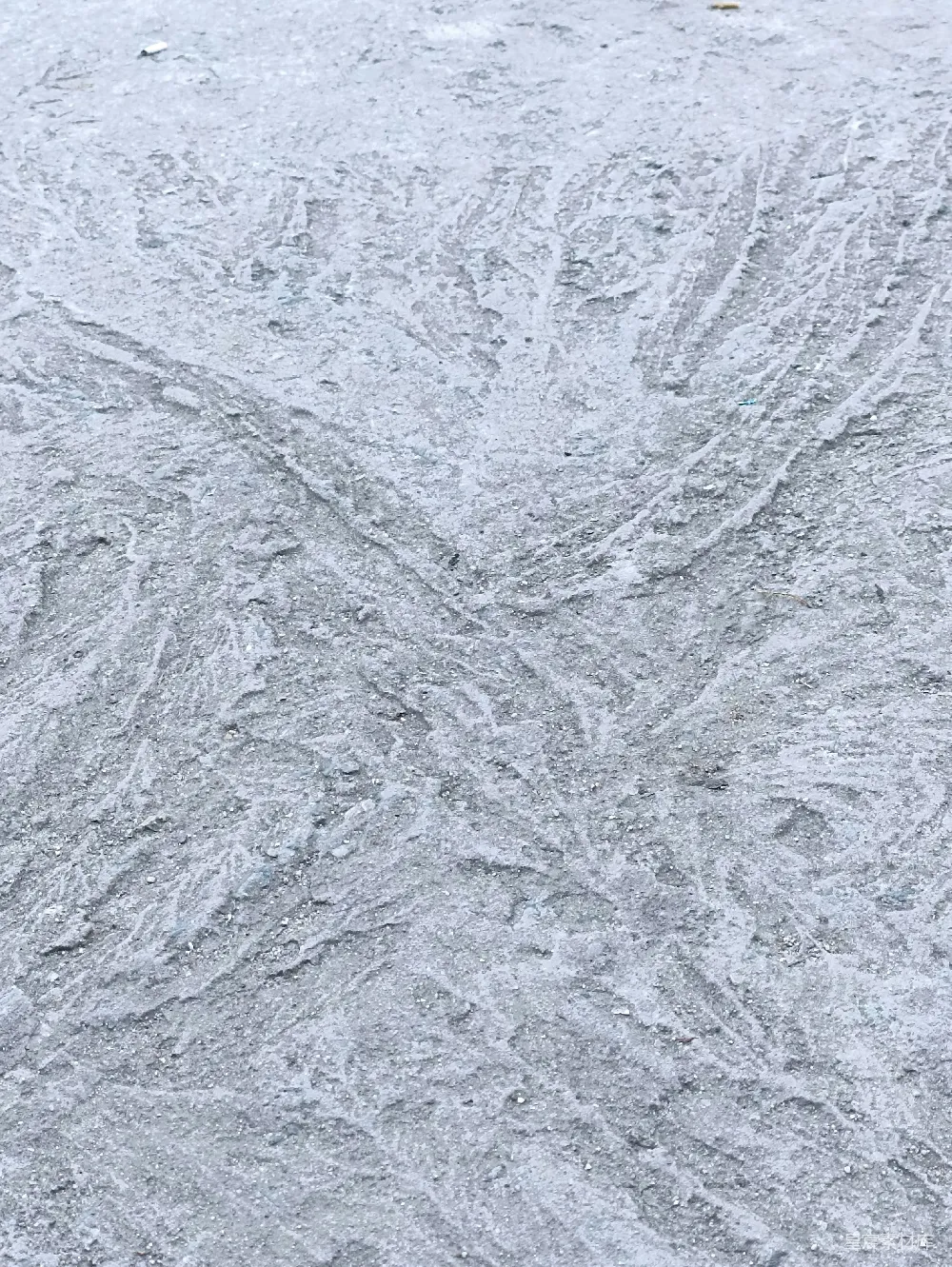 高清摄影  一名滑雪板手在积雪覆盖的斜坡上滑行