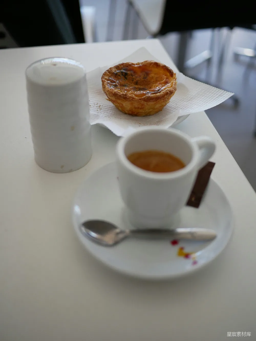 盘子里一杯咖啡，一个甜甜圈。