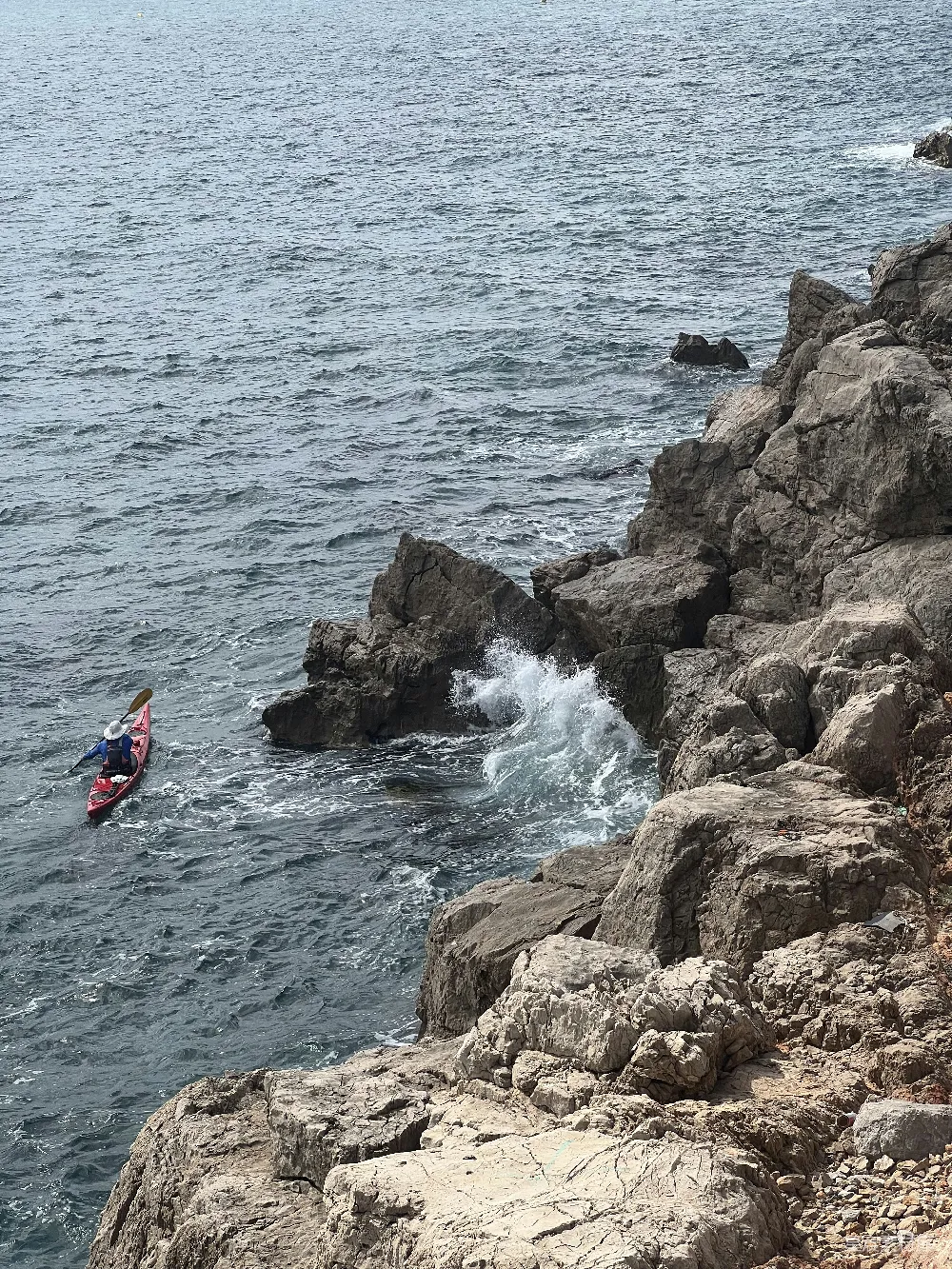 kayaking的人在水中。