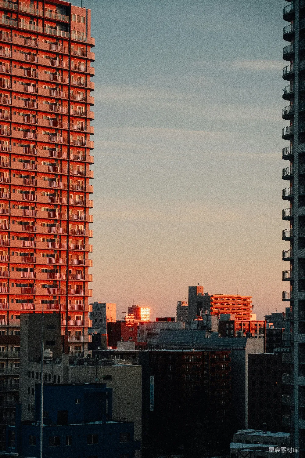 高楼在夕阳的余晖中沐浴。