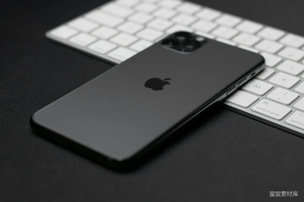 银色iPad放在黑色桌面上