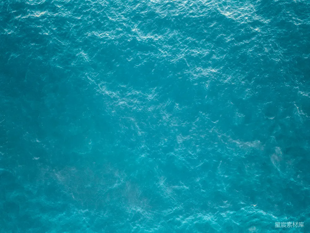 高清摄影  一艘船漂浮在水面上。