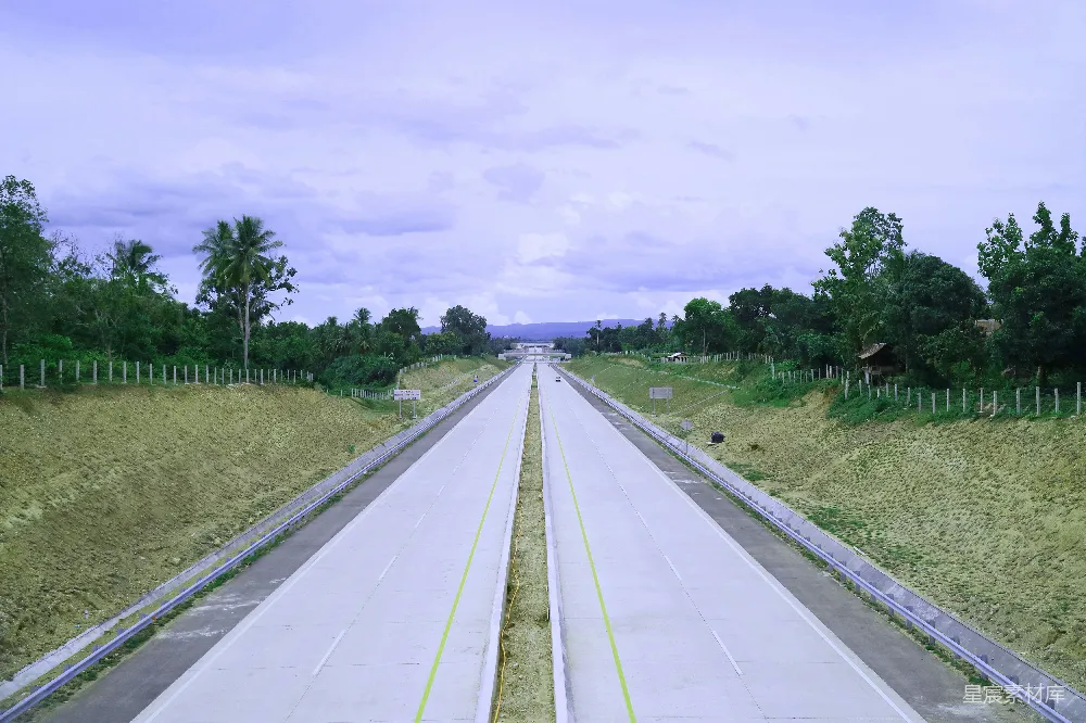 一条延伸至远方的道路背景是蓝天。