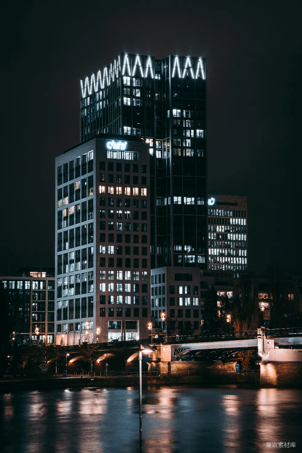夜晚一座黑白混凝土建筑