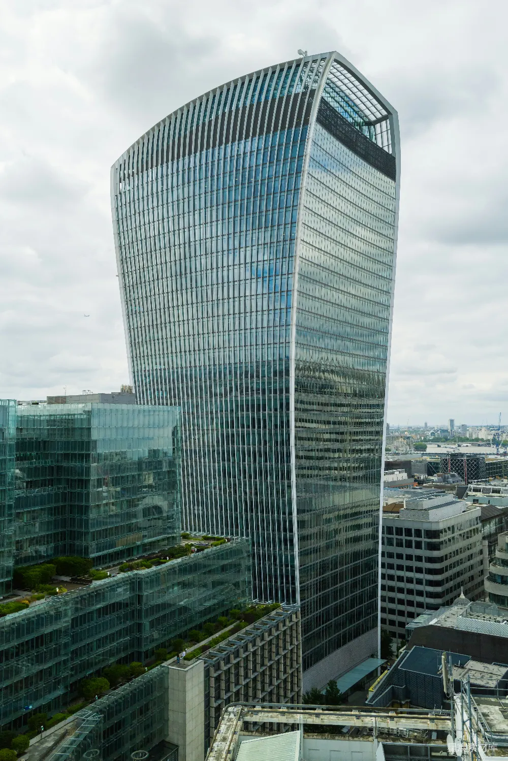 一座非常高大的玻璃建筑矗立在城市中。