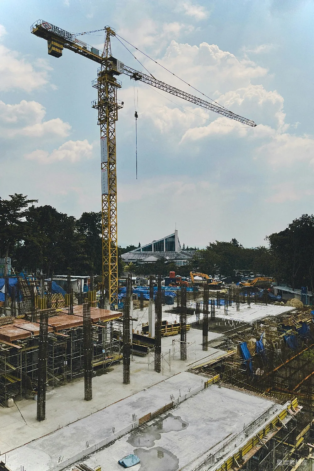 高清摄影  一个建筑工地，背景中有起重机。
