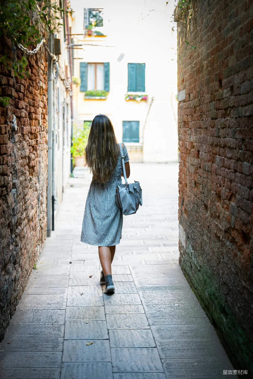 女人站在门边
