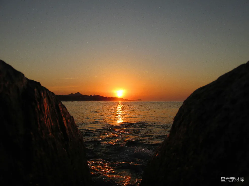 夕阳下的水域