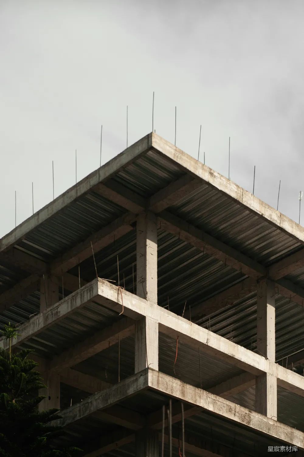 高清摄影  正在建设的建筑顶部有脚手架