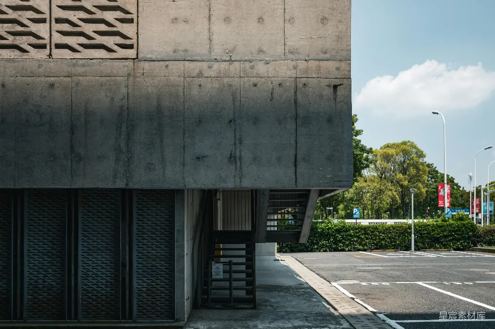 高清摄影  一个建筑物旁边的空停车场