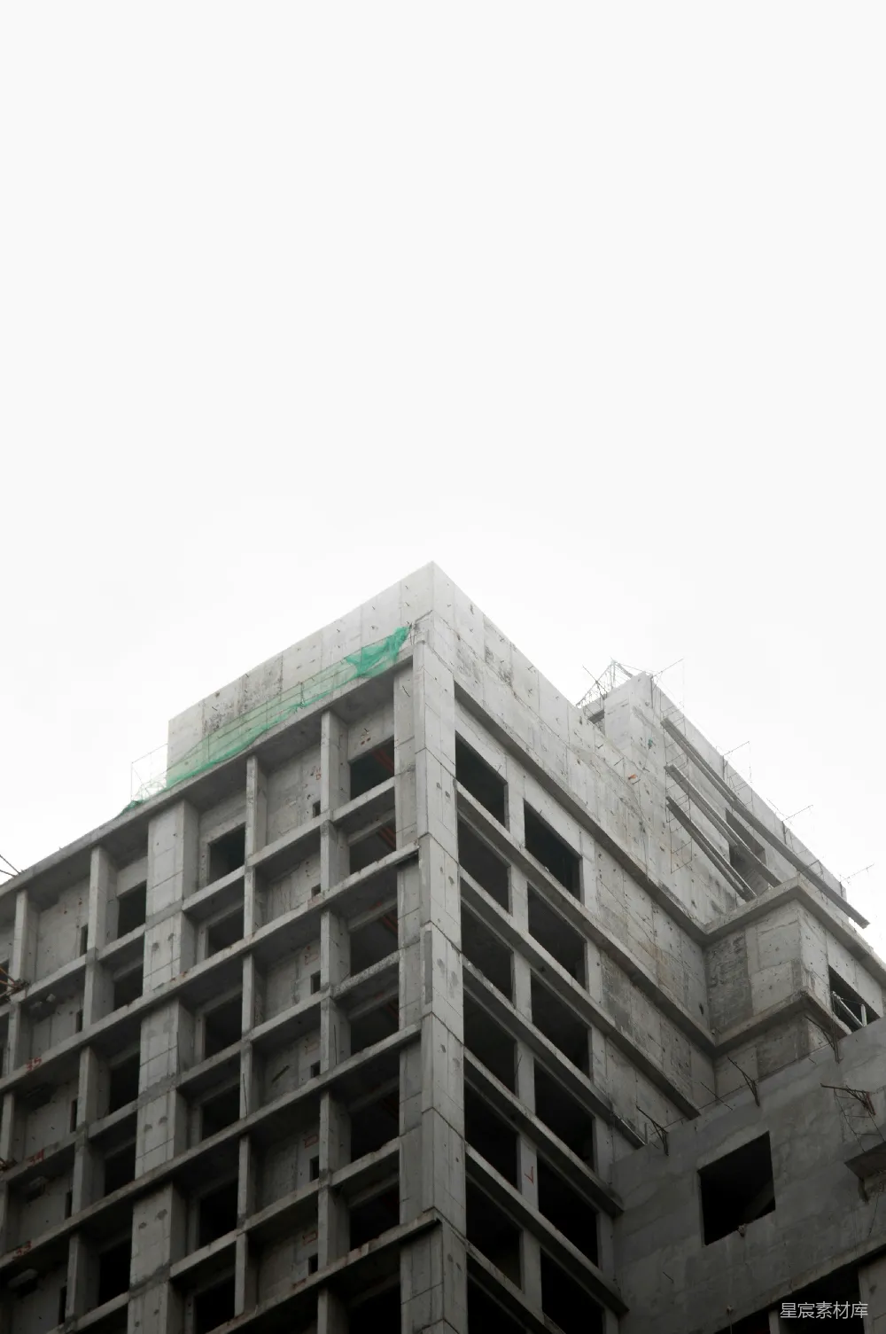 高清摄影  一座正在建设中的高楼，背景是蓝天。