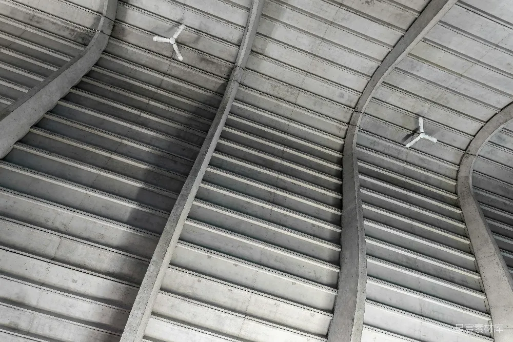 高清摄影  几架白色飞机飞过一座建筑物上方。