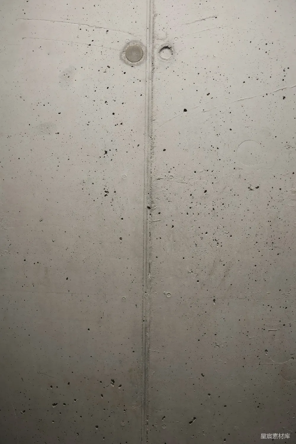 高清摄影  一道白色的墙上有一些黑色的点。