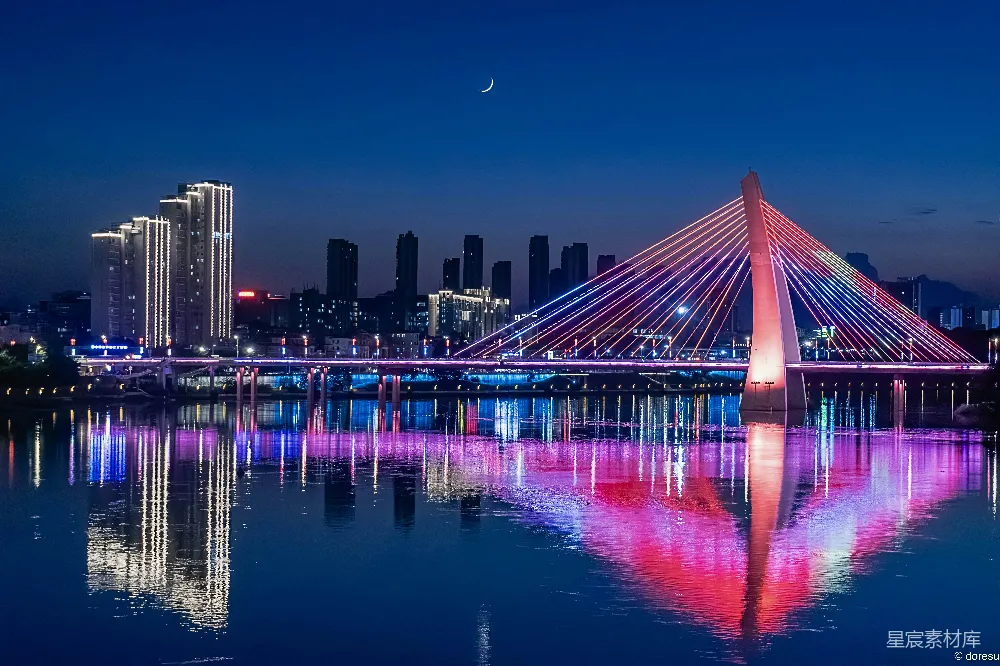 一座跨越水面的大桥，背景是城市。