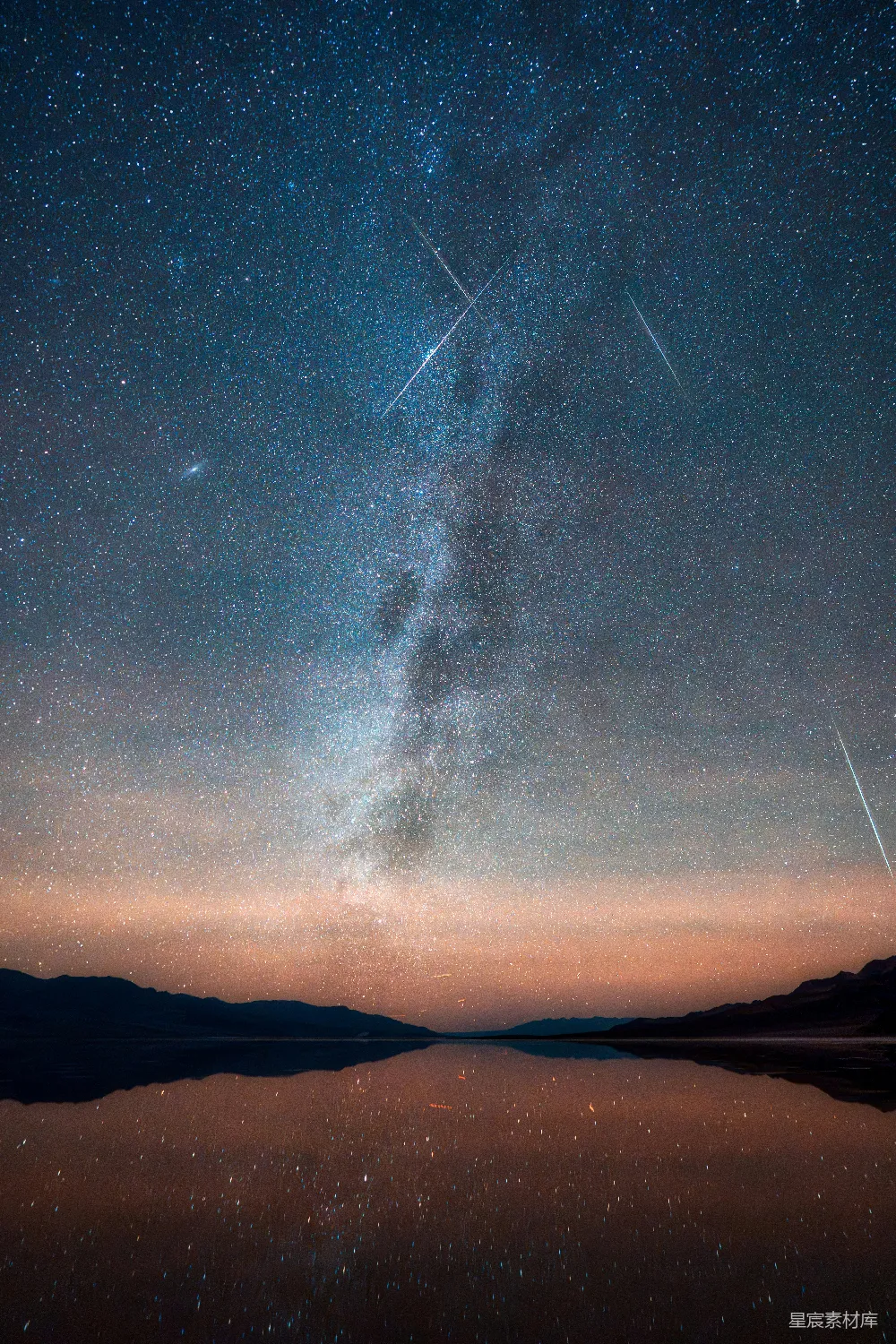 银河在夜晚的一片平静湖泊上。