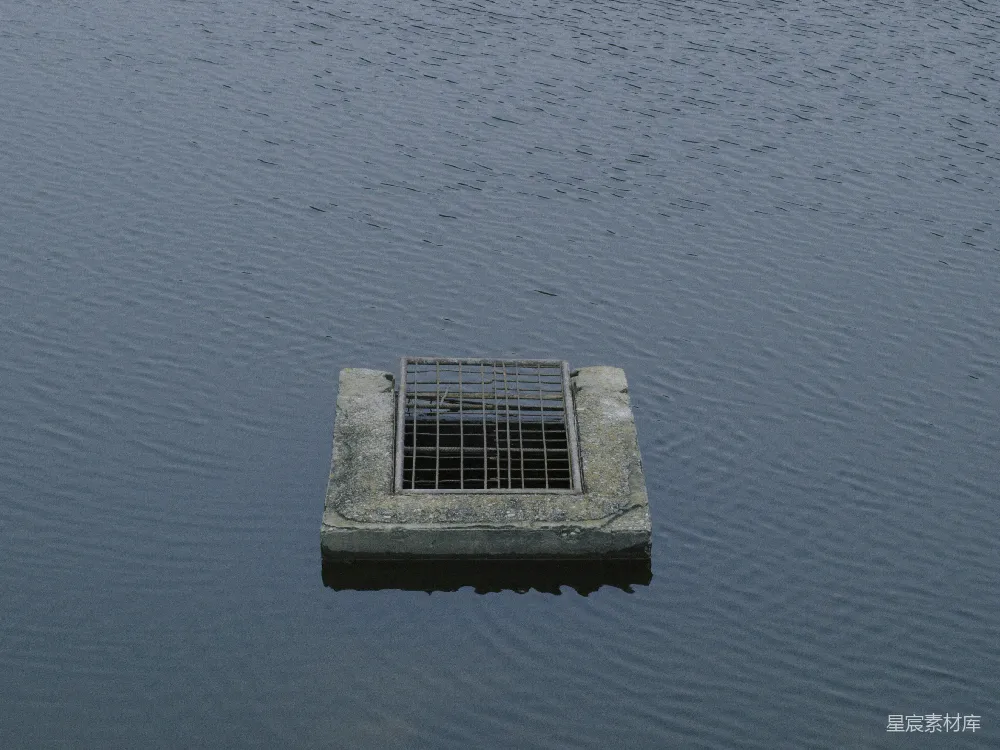 高清摄影  一个方形的井盖漂浮在水面上