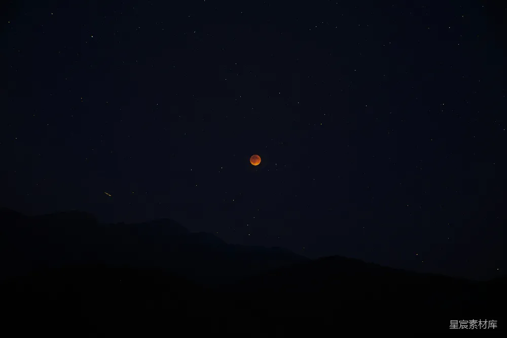 满月在星空的夜晚可见