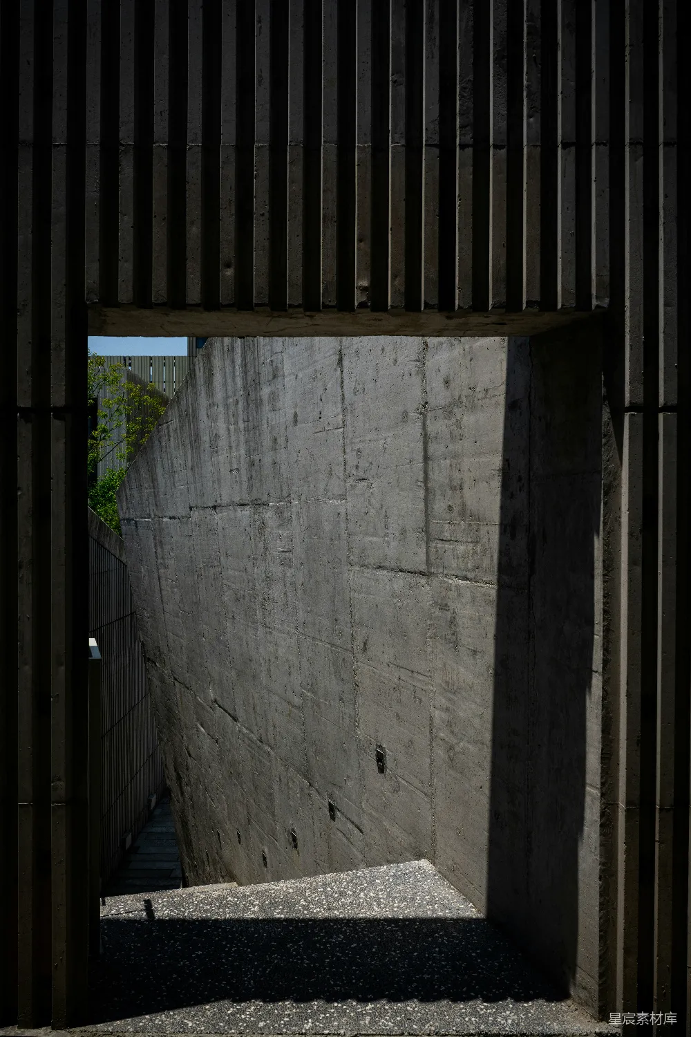 高清摄影  一条混凝土通道由垂直木板围成。