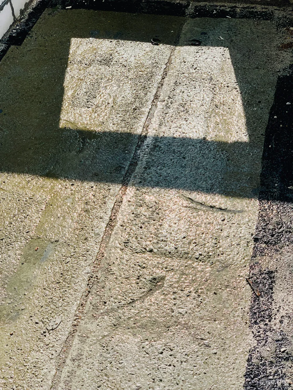 高清摄影  人行道上街标投下的阴影