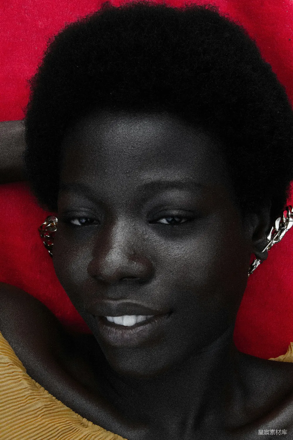 一个留着 Afro 的女人正在拍照。