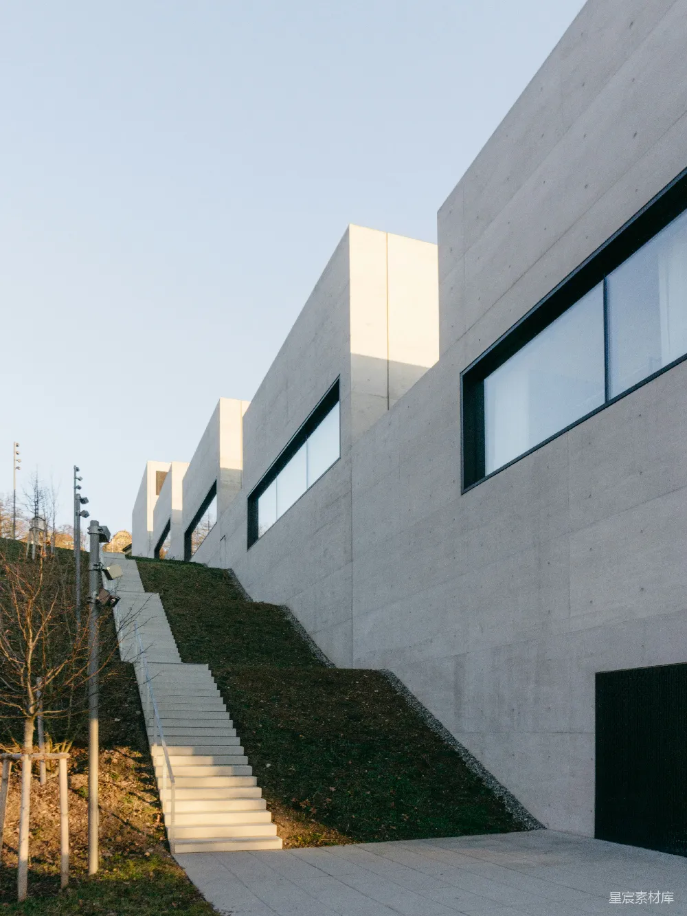 高清摄影  白天，白色混凝土建筑紧邻绿色草地。