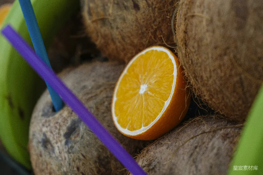 加切了橙片和芹菜条的椰子冻