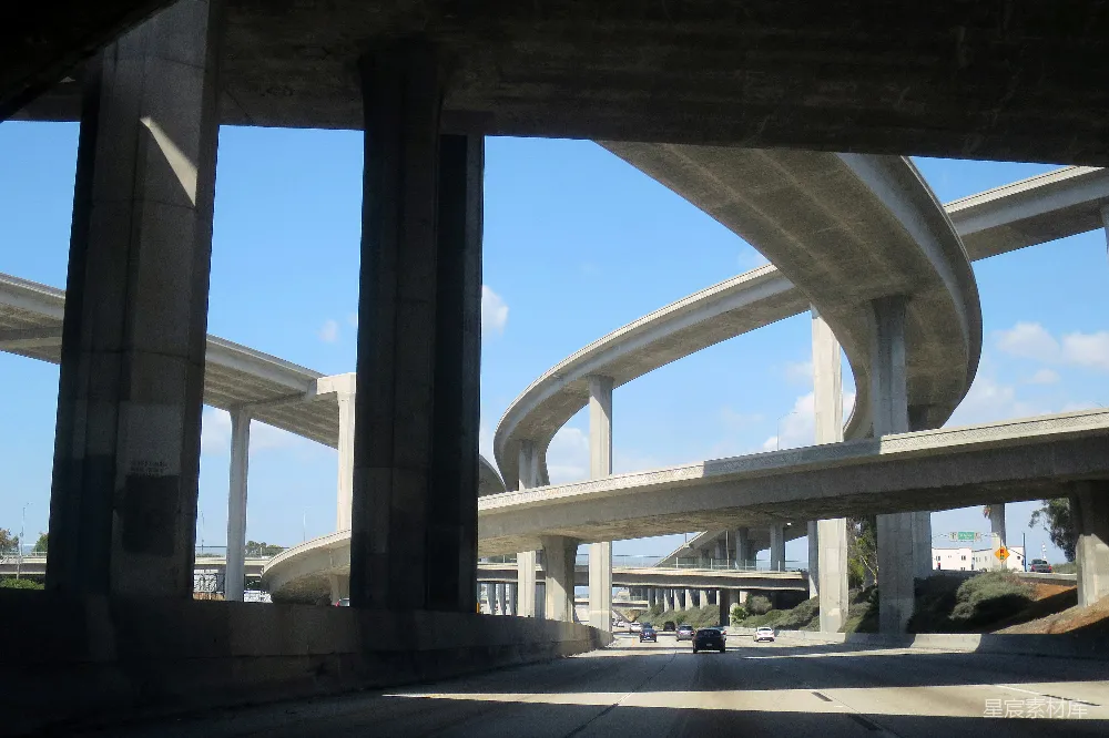 高清摄影  一辆车在桥下高速公路行驶