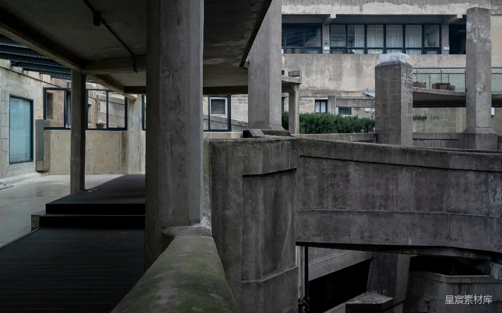 高清摄影  混凝土建筑，有柱子和走廊。