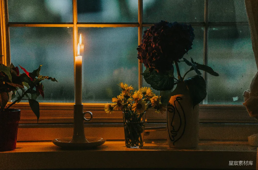 蜡烛旁边的一束鲜花
