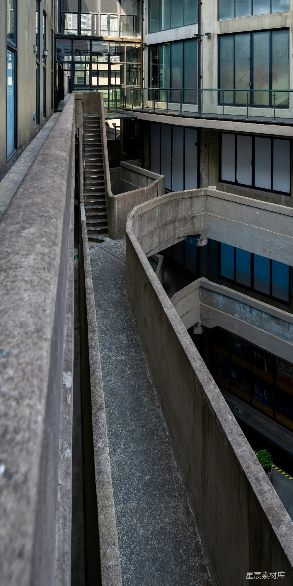 高清摄影  城市建筑中的混凝土人行道和楼梯。