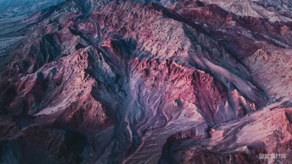 沙漠中山脉的空中俯瞰图