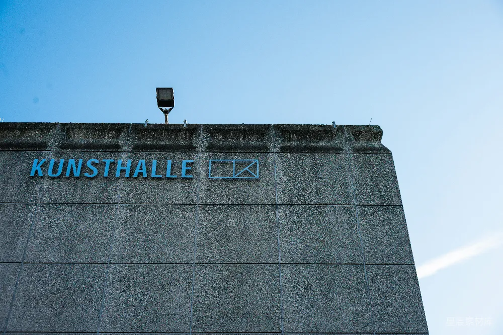 高清摄影  蓝天下的混凝土建筑，上面标有“Kunsthalle”字样。
