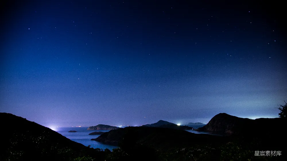 夜晚山的轮廓