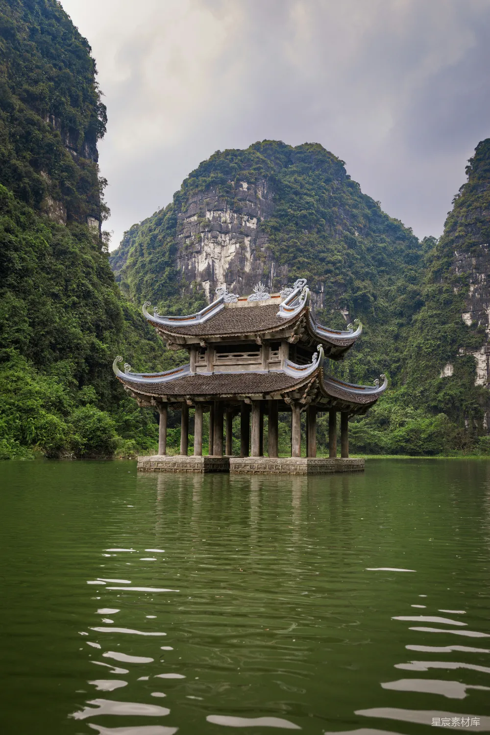山间湖心的一座佛塔